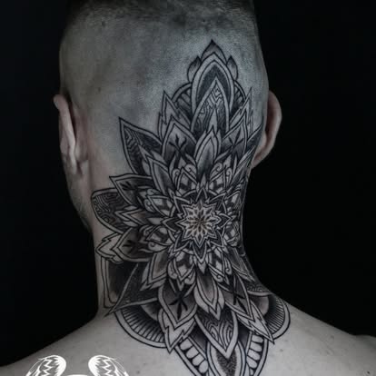 Større tatoveringskomposisjon i black and grey