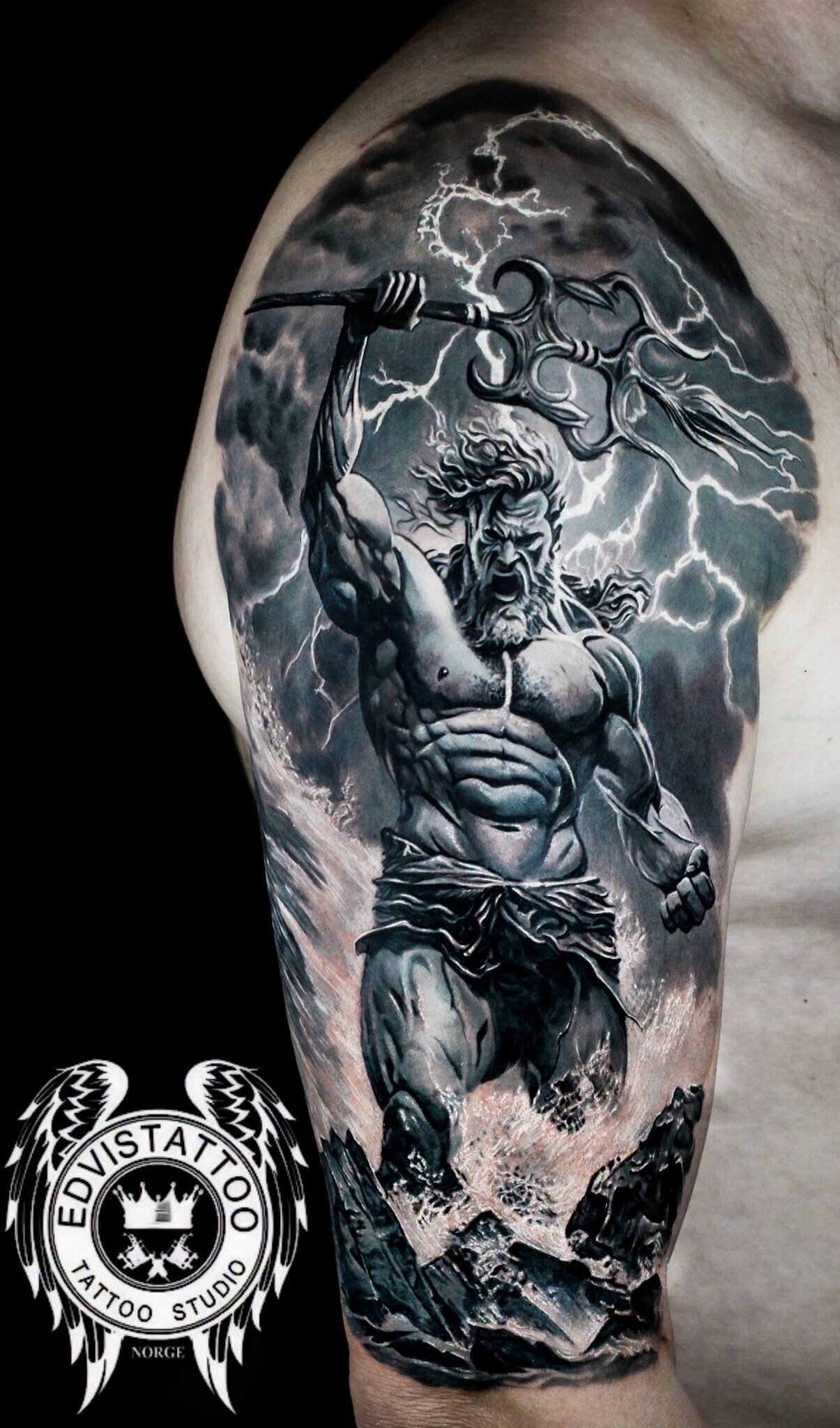 Black and grey realism tattoo utført av Edvis Tattoo